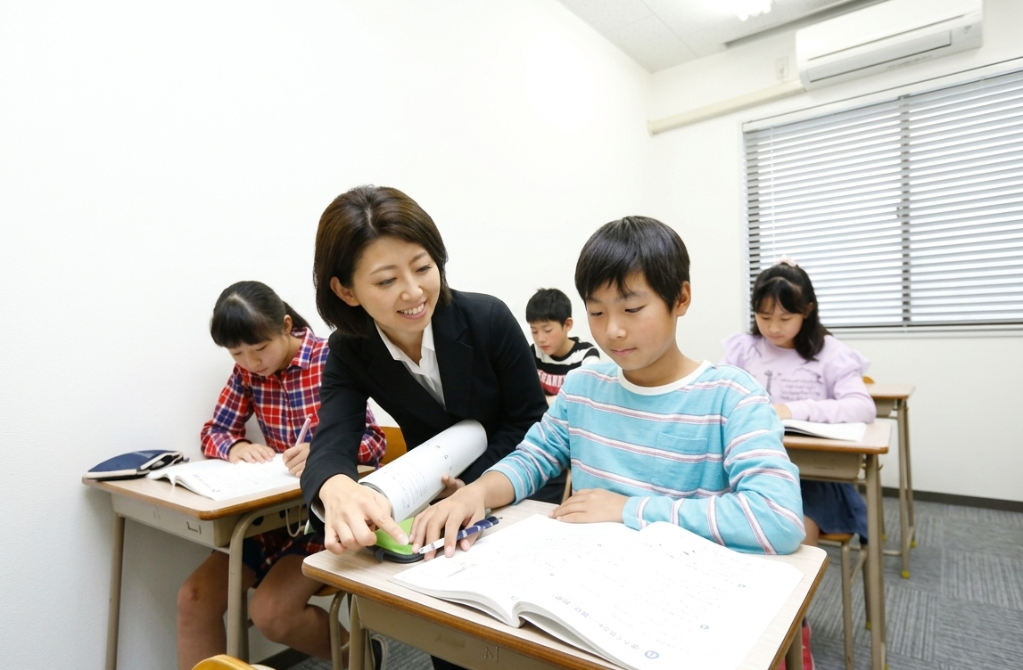 小学校内容の完全定着と、中学進学を意識した実力を養成します。