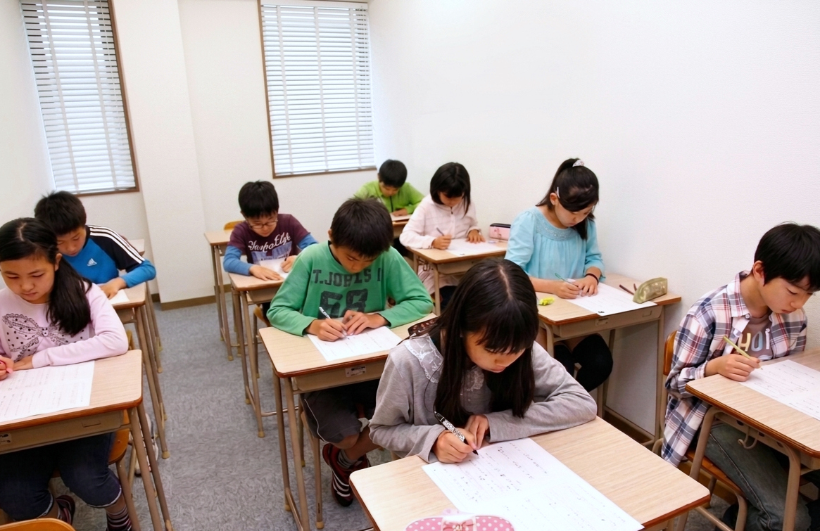 小学校内容の完全定着と、中学進学を意識した実力を養成します。