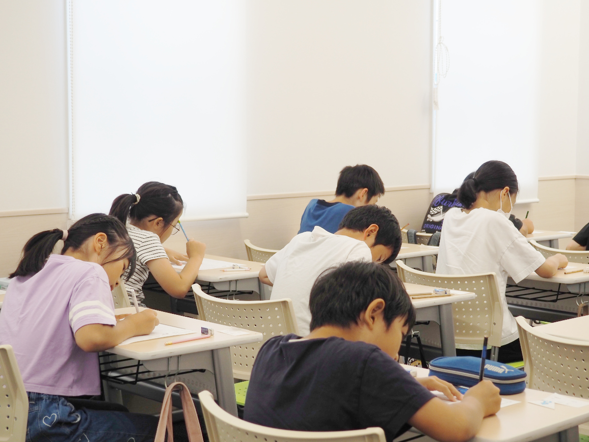 小学校内容の完全定着と、中学進学を意識した実力を養成します。